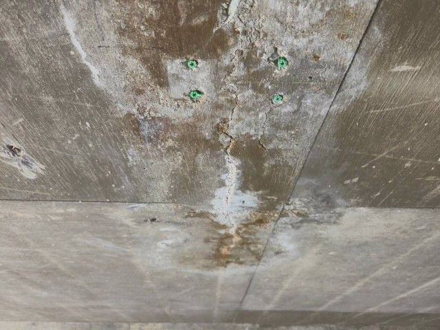 内部　漏水跡